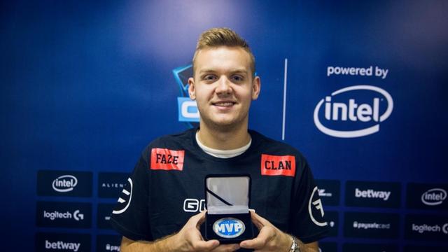 TES超话粉丝现状：有人怒斥中上发挥+教练组，有人等着占BLG的光